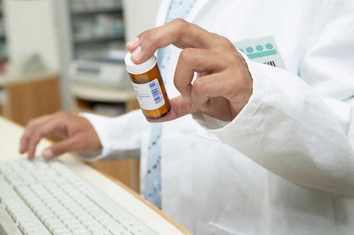 médico prescribe pílulas para previr vermes
